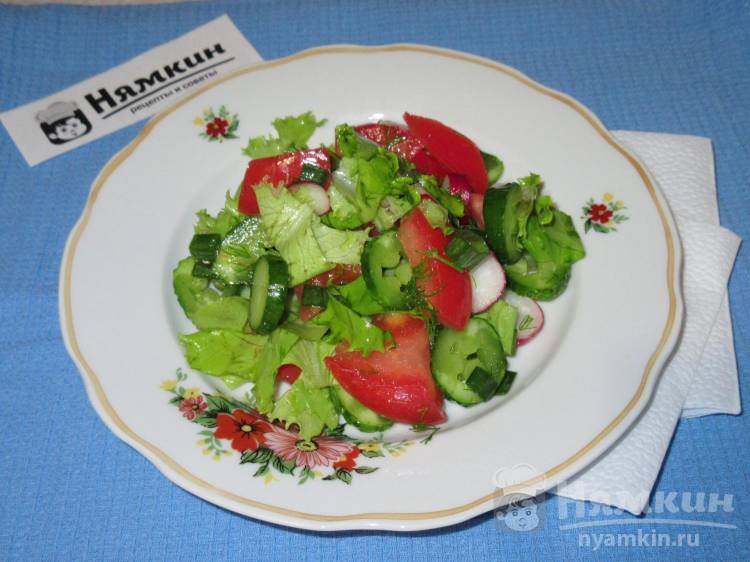 Салат Витаминный из летних овощей и зелени