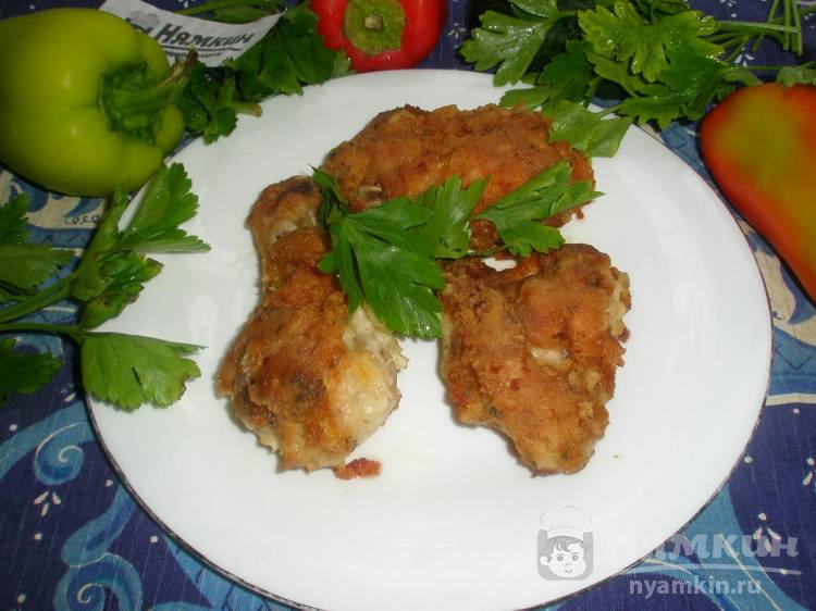 Жареная курица на сковороде в кляре с прованскими травами