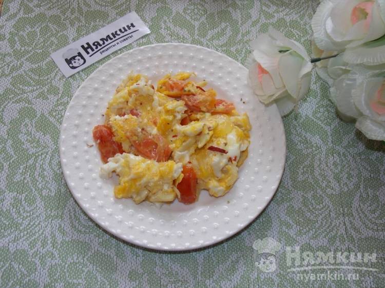 Яичница с кабачком и томатами на сковороде