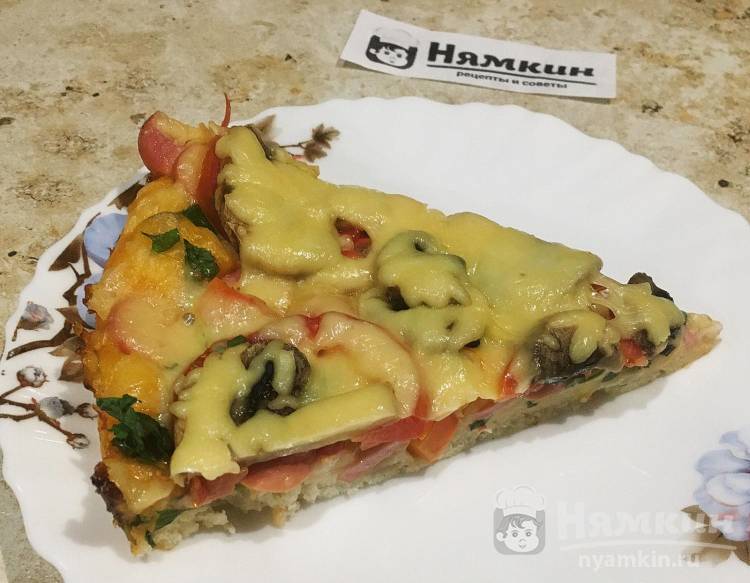 Пицца на дрожжевом тесте с грибами, сосисками и зеленью