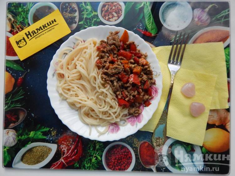 Спагетти по-флотски с овощами на сковороде