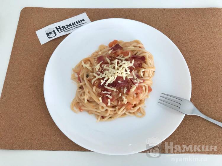Спагетти с беконом в сливочно-томатном соусе