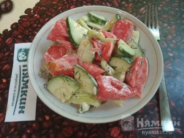 Салат из свежих огурцов, помидоров и болгарского перца