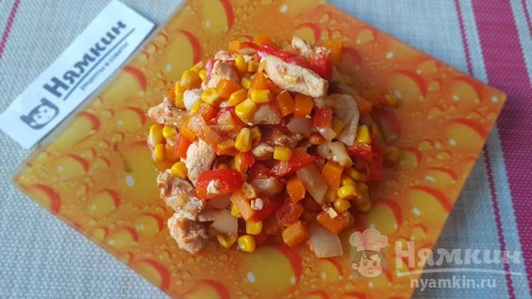 Филе курицы с кукурузой и овощами на сковороде по-мексикански