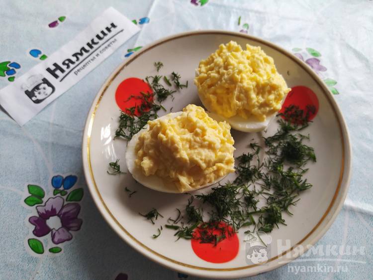 Яйца, фаршированные сыром и майонезом