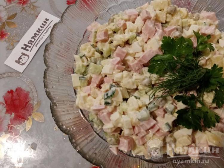 Классический салат Оливье со свежими огурцами