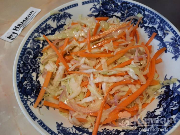 Лёгкий салатик с капустой, морковью и луком на растительном масле