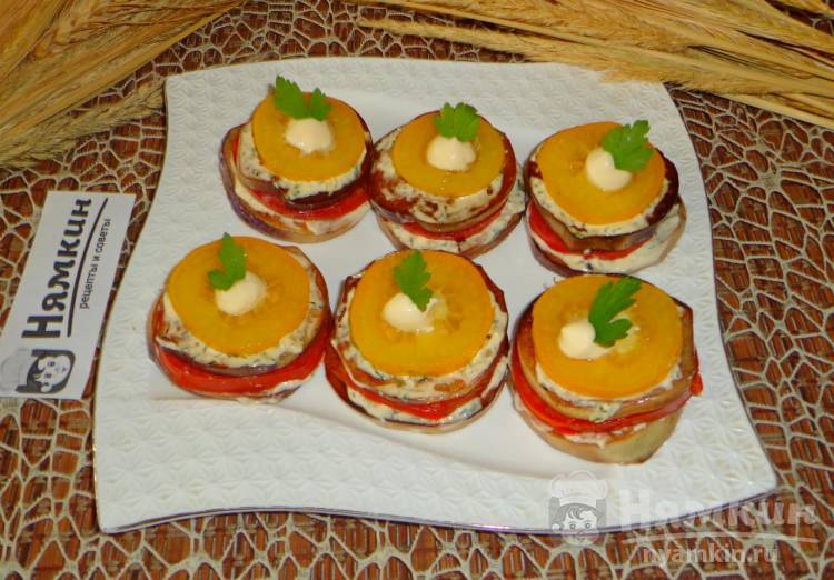 Башенки из баклажанов с помидорами и чесноком