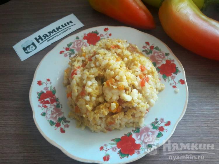 Рис с яйцами, овощами и соевым соусом на сковороде: сытный и бюджетный завтрак