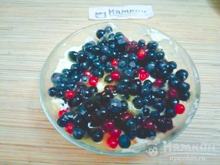 Творожный десерт с сухофруктами и ягодами