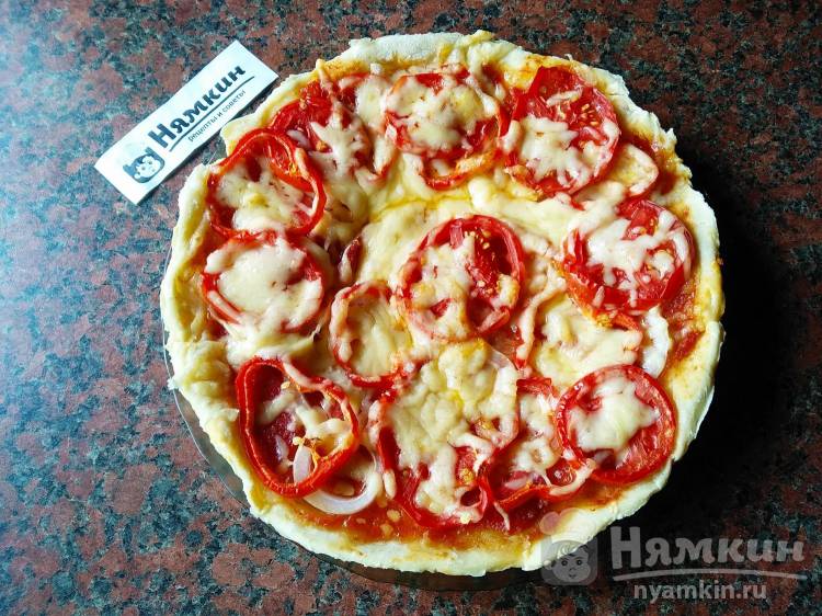 Сочная пицца из бездрожжевого теста с колбасой, овощами и сыром