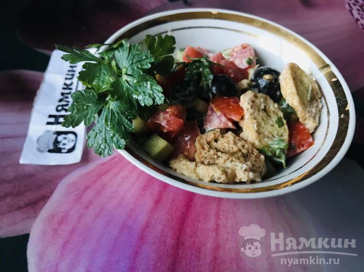 Летний овощной салат с маслинами и сухариками