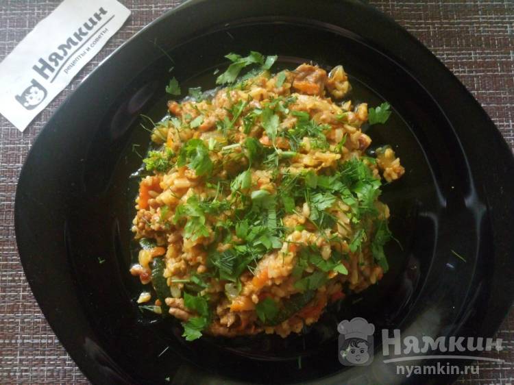 Отварной рис с фаршем и овощами на сковороде