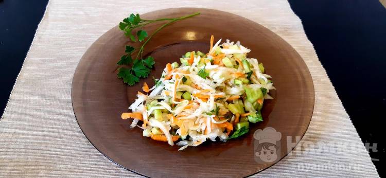 Лёгкий салат с капустой кольраби, огурцом и морковью
