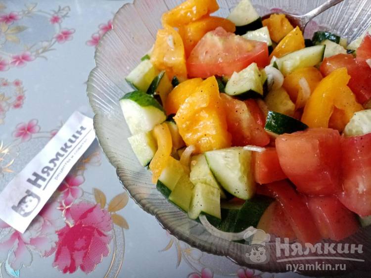 Легкий салат из свежих овощей с льняным маслом