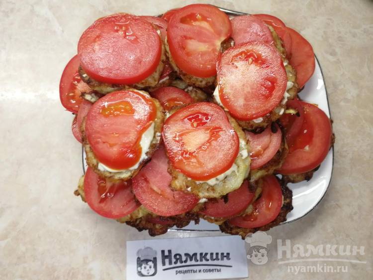 Бутерброды из кабачковых оладьев с помидором – необычная закуска