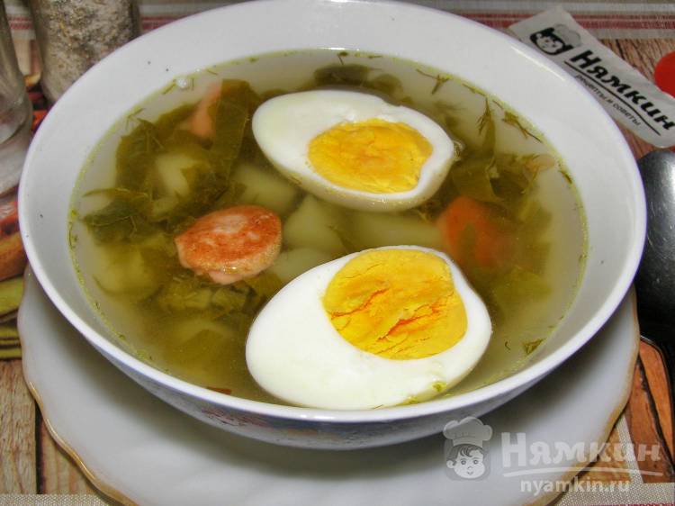 Щавелевый суп с сосисками и яйцом