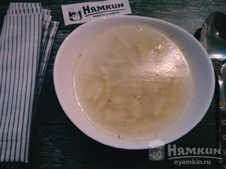 Вермишелевый суп на курином бульоне с луком и картофелем без зажарки