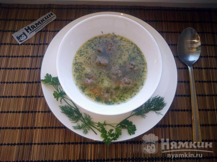 Суп с фрикадельками, рисом и зеленью