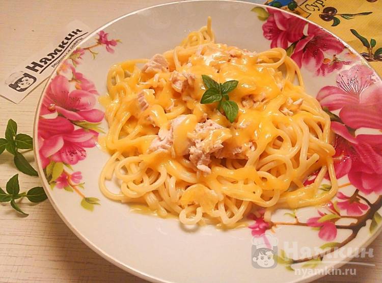 Сливочные спагетти с курицей и сыром