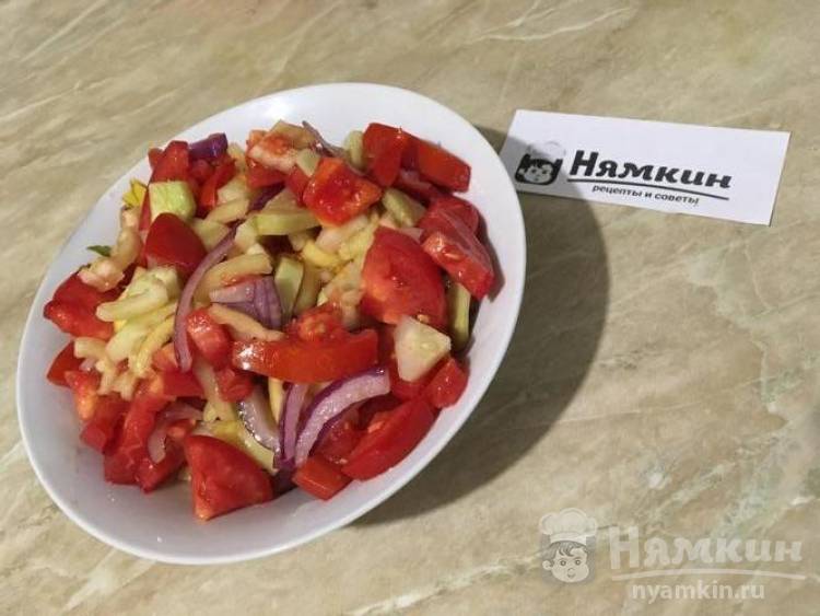 Легкий салат из помидоров, свежих огурцов, болгарского перца и лука