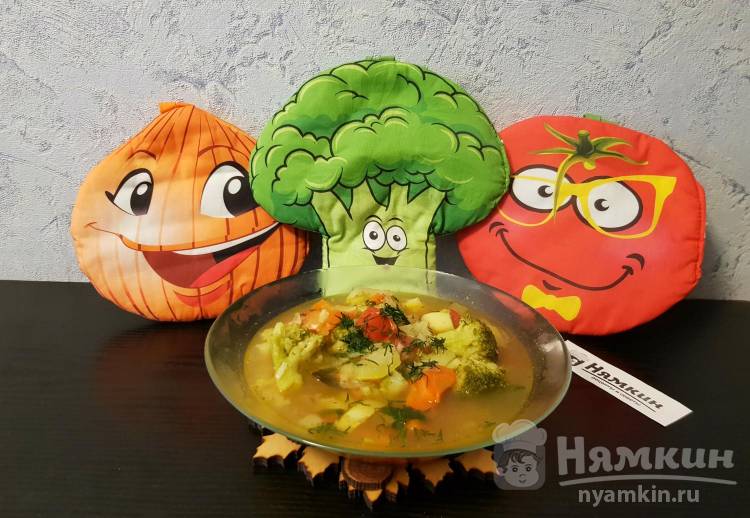 Постный овощной суп с кабачками, брокколи и зеленью