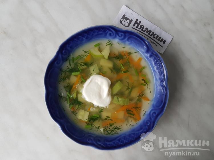 Легкий диетический суп из кабачков с рисом и зеленью 
