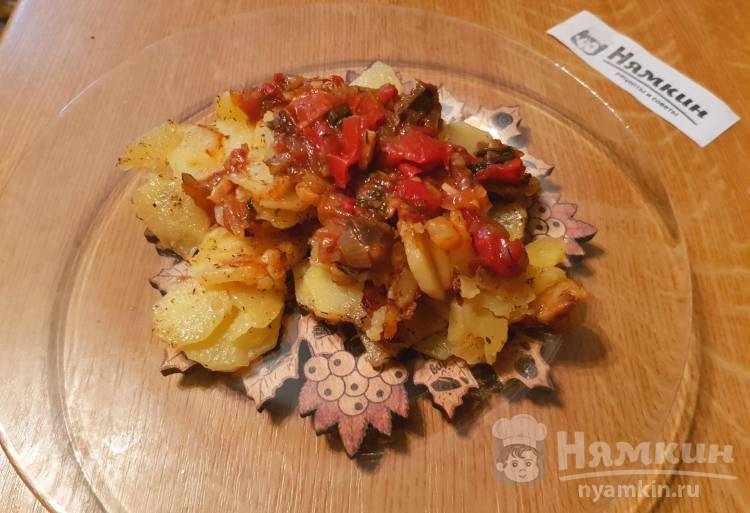 Овощная грибная подлива с жареным картофелем