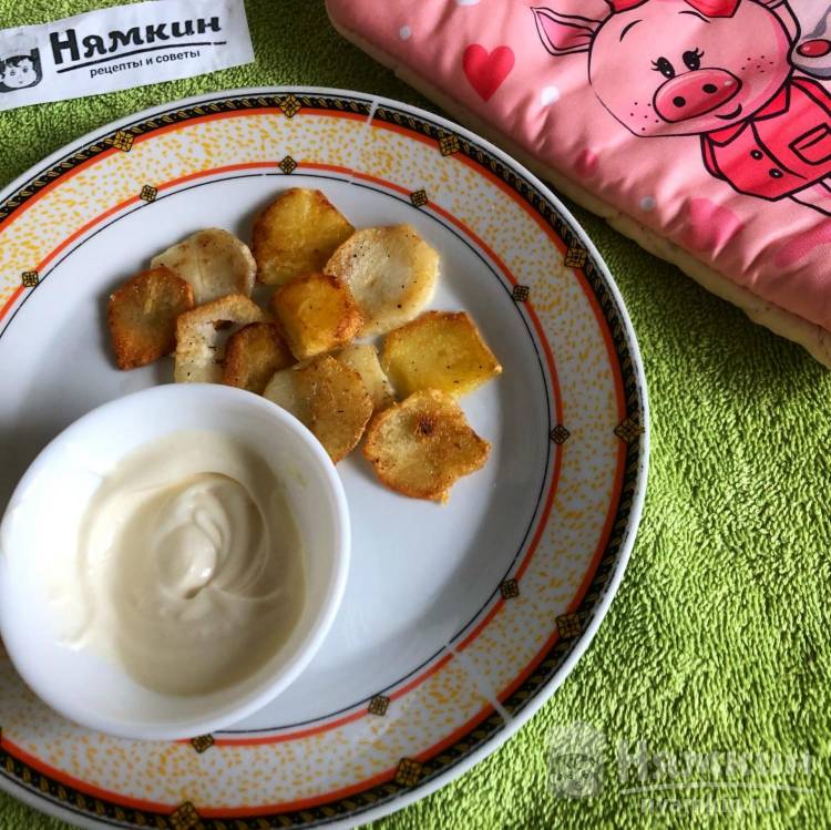 Домашние картофельные чипсы с чесночным соусом