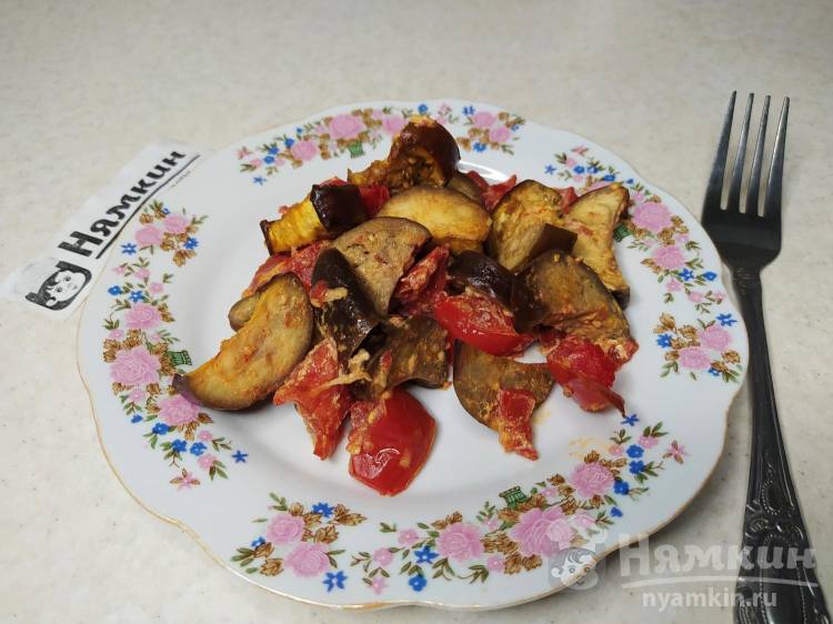Баклажаны с помидорами в сметанно-чесночной заливке в духовке