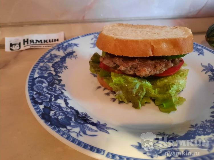 Домашний гамбургер с говяжьими котлетами, помидорами и огурцами