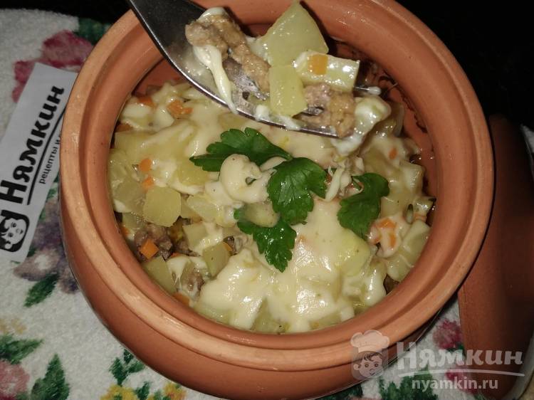 Цукини с картошкой, морковью и говяжьим фаршем под сыром в горшочке