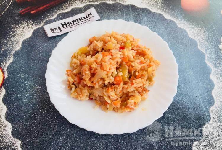 Тушёные овощи с рисом на сковороде 