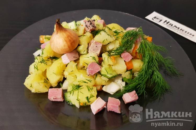 Салат с картофелем, варёно-копчёной грудинкой и маслом виноградных косточек