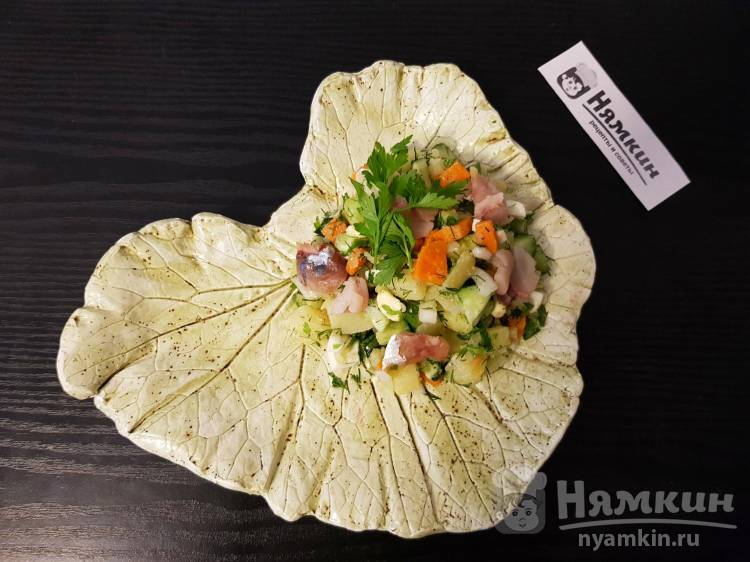 Нежный салат с копчёной скумбрией, яйцом и овощами
