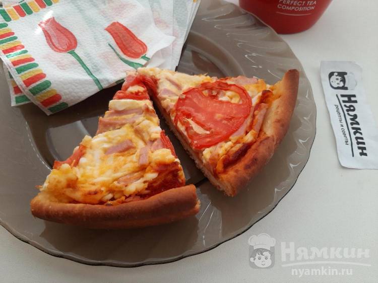 Рецепт вкусной пиццы с колбасой и сыром в духовке с домашним соусом и тестом