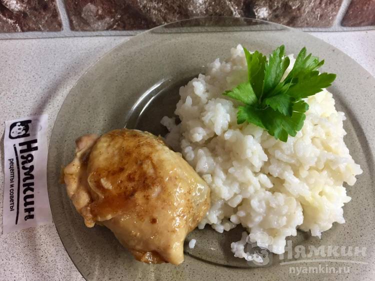 Жареные куриные бедра на сковороде с рисом на гарнир