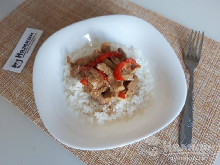 Свинина с соусом терияки в азиатском стиле на сковороде