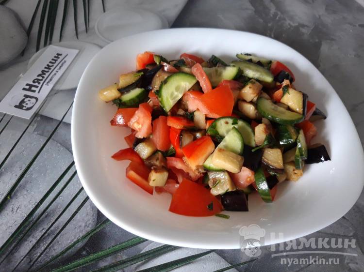 Теплый салат с баклажанами и овощами: легкий и летний
