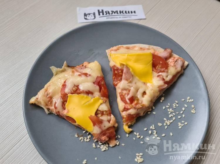Пицца на сковороде с колбасой, сыром и помидорами