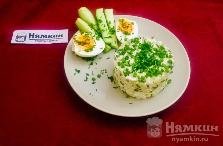 Диетический салат с курицей, капустой и белками яиц