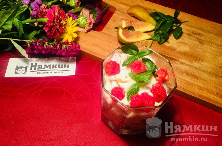 Диетический творожный десерт с инжиром и ягодами
