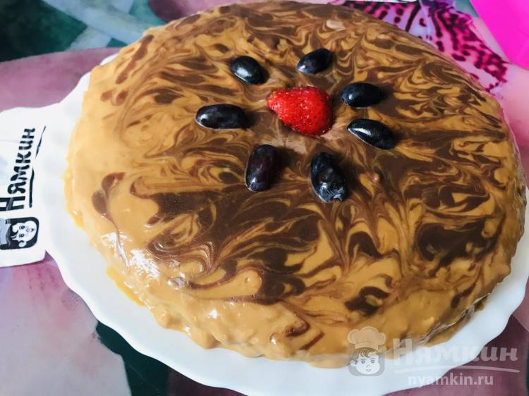 Бисквитный пирог с вареной сгущенкой и шоколадом