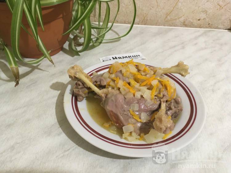 Курица тушенная с луком и морковью на сковороде 