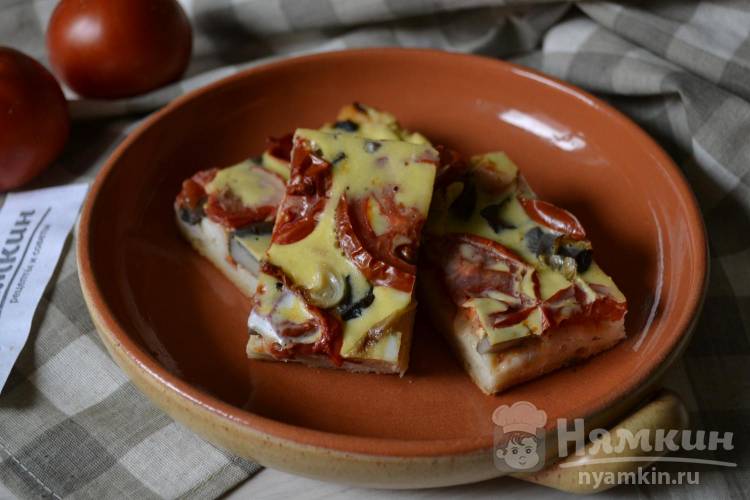 Пицца на дрожжевом тесте с грибами и помидорами без сыра