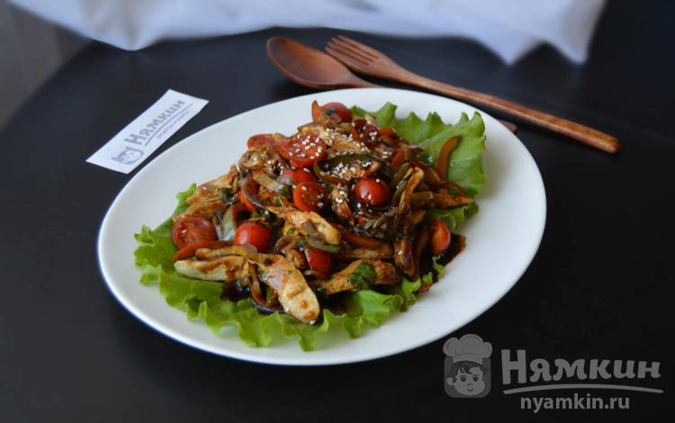 Острый тайский салат с курицей и овощами 