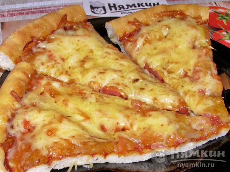 Пицца на постном дрожжевом тесте с колбасой, помидорами и болгарским перцем