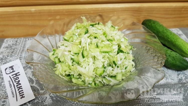 Салат для детей из свежей  капусты и огурцов