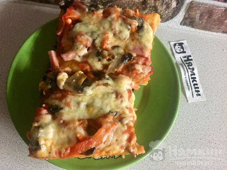 Домашняя пицца на бездрожжевом тесте с колбасой, грибами и помидорами