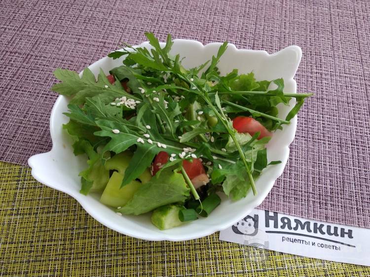 Лёгкий овощной салат с пикантной заправкой
